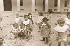 Bambini dell'Istituto nel cortile del Seminario di Portogruaro