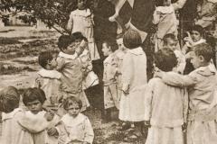 Istituto San Filippo Neri - i figli della guerra intorno al tricolore.