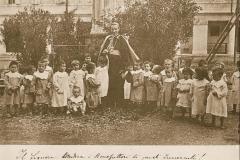Celso Costantini attorniato dai bimbi dell'Istituto San Filippo Neri