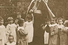 Celso Costantini attorniato dai bimbi dell'Istituto San Filippo Neri (part.)